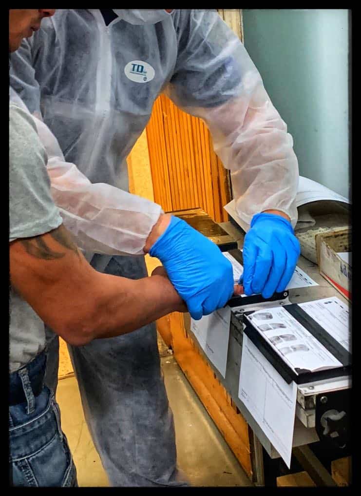 Ujjnyomat rögzítése – bűnügyi technikus