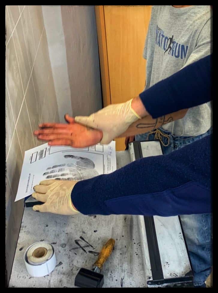 Tenyérnyomat levétele – rabosítás