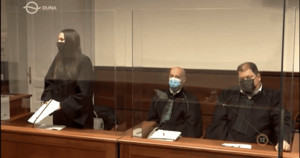 Bíró előtt a férfiak, akik majdnem megúsztak egy gyilkosságot