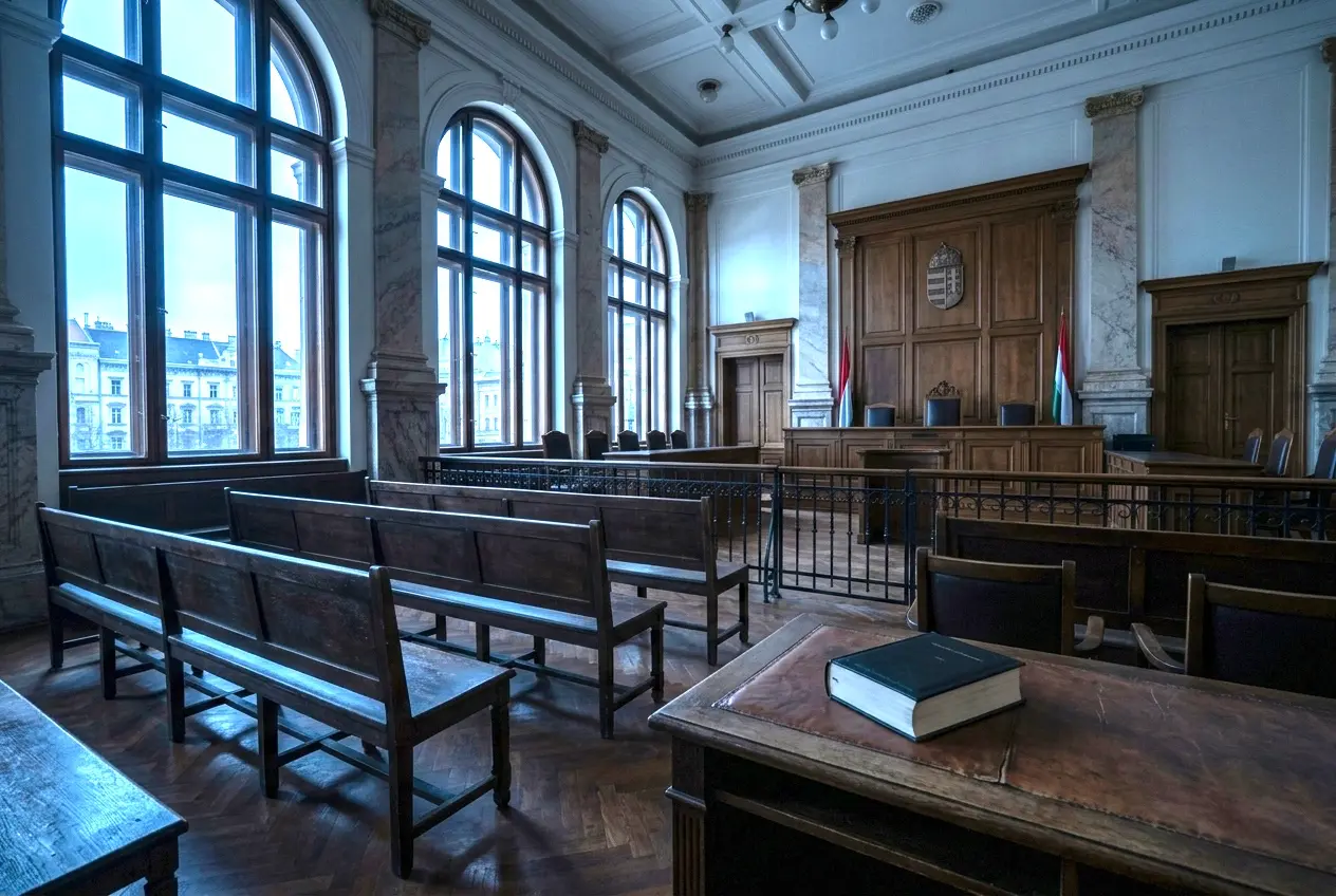 Üres magyar bírósági terem reggeli fényben — emberölés ügyvéd Budapest illusztráció